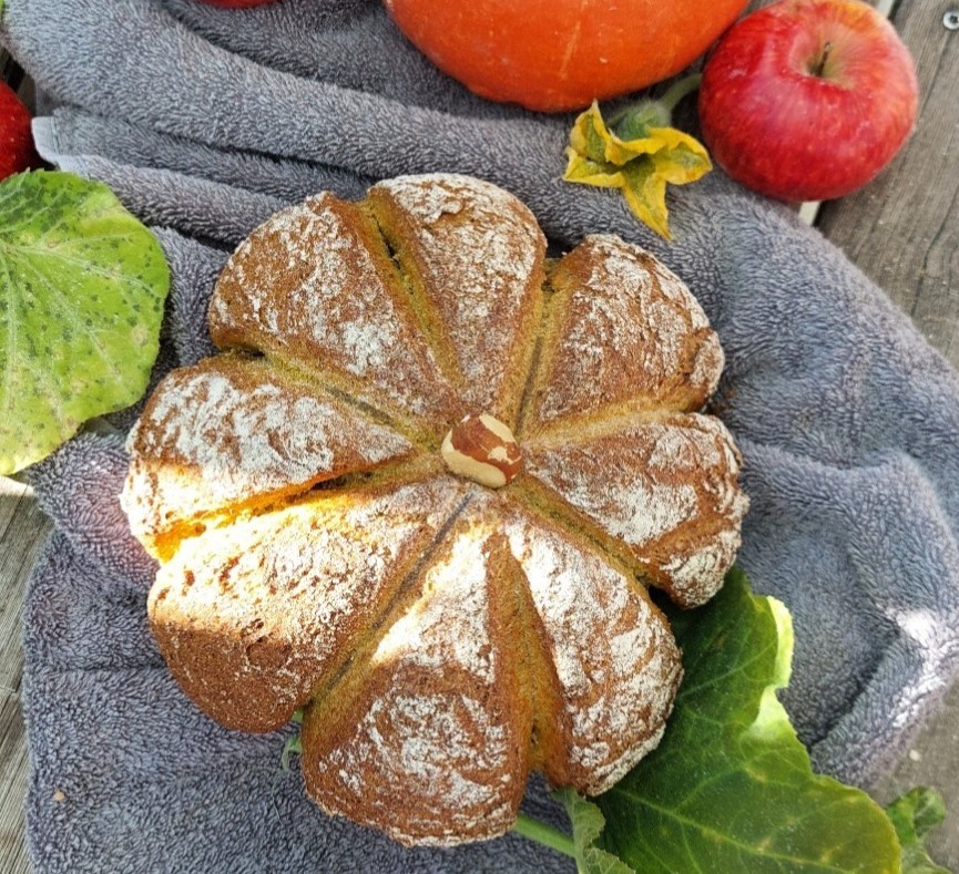 Kürbisbrot in Kürbisform