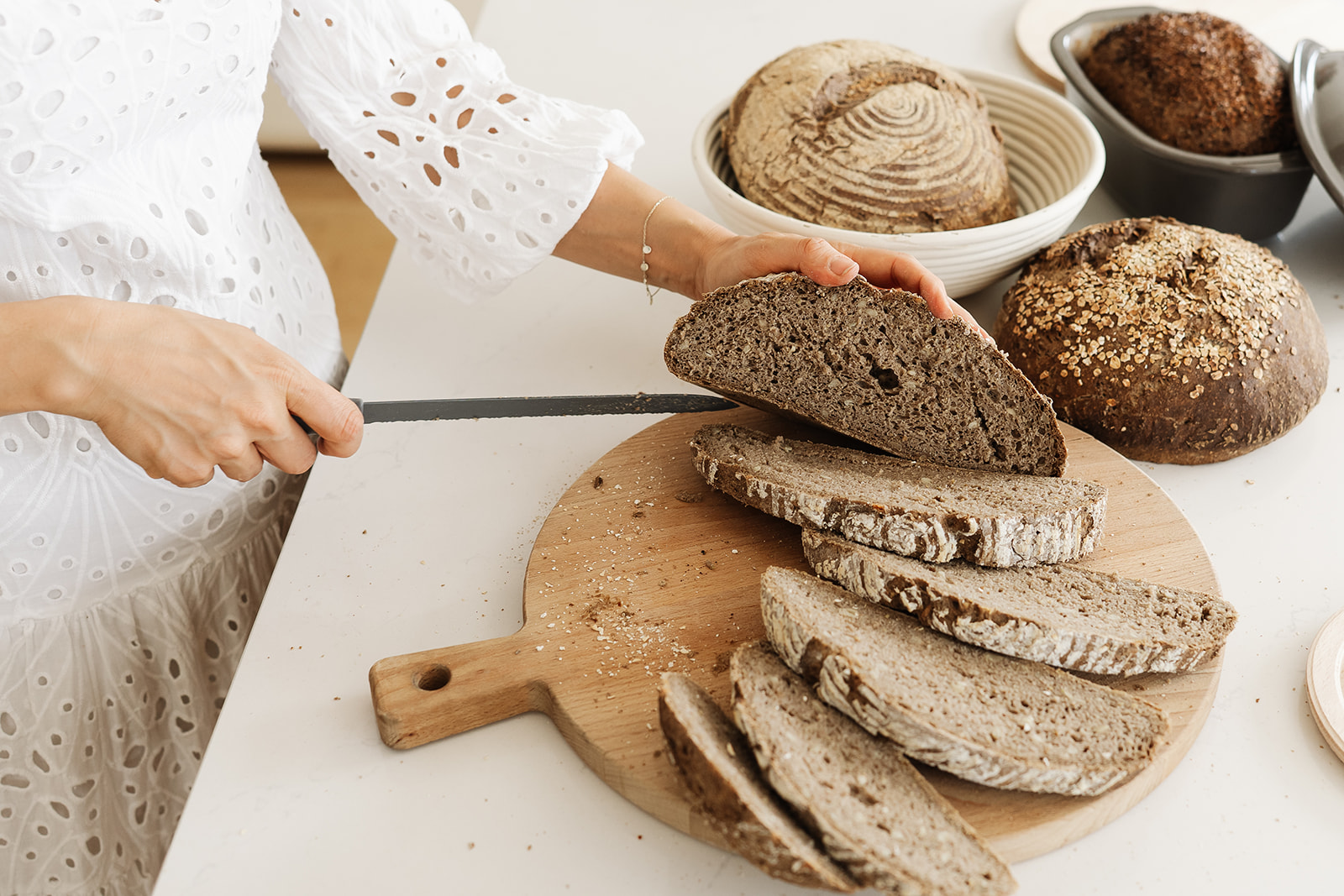 Glutenfreies Brot beim Aufschneiden in meiner Küche