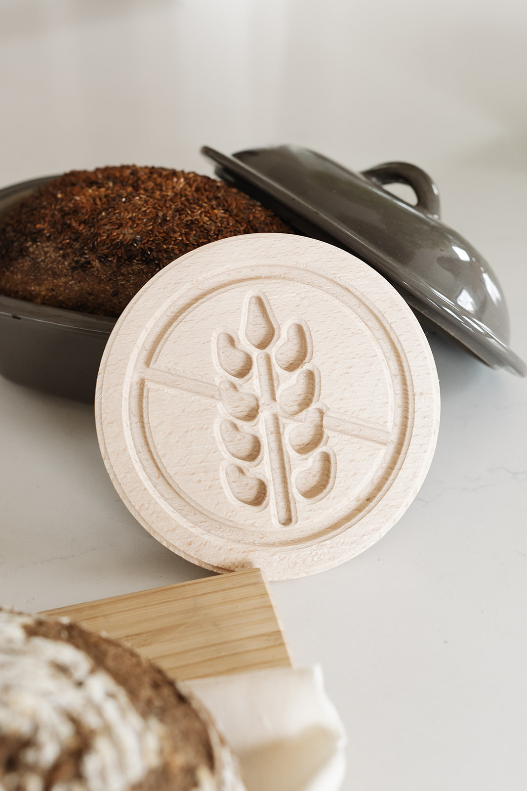 Brot mit glutenfreiem Motiv und Küchenzubehör