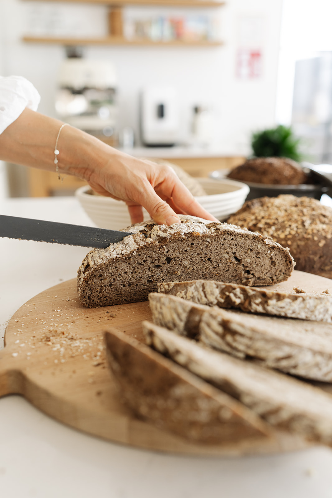 Glutenfreies Brot beim Schneiden